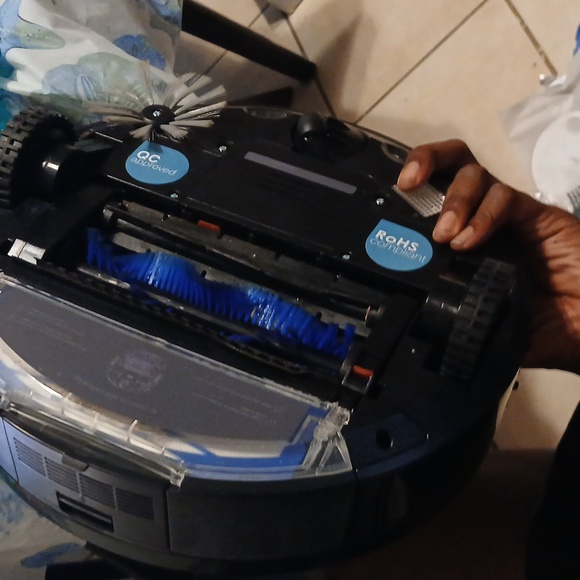 Bobsweep automatic vacuum and mop - Picture 3 of 4